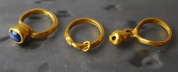 Ann Culy, Bell ring, 2012, blue cabochon star sapphire, 22-karat gold, pure gold, 10 x 7 mmAnn Culy, Ring variable band with small gold ring, 2012, 22-karat yellow gold, 10 x 7 mmAnn Culy, Ring with soft silent bell, 2012, 22-karat yellow gold, 10 x 7 mm, photo: artist Ann Culy