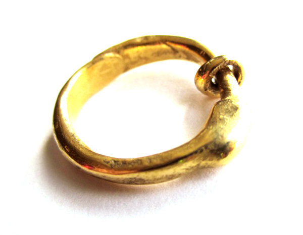 Ann Culy, Ring with a Ring, 2014, pure gold, 23 x 25 mm, photo: artist Ann Culy