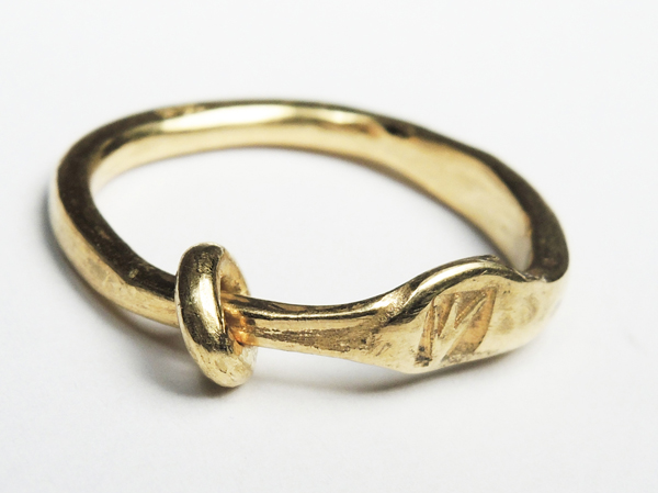 Ann Culy, plain gold ring has a story to tell, 2014, ring, 22-karat yellow gold, 24-karat gold, 10 x 7 mm with varying width, photo: Judith Carswell Ann Culy