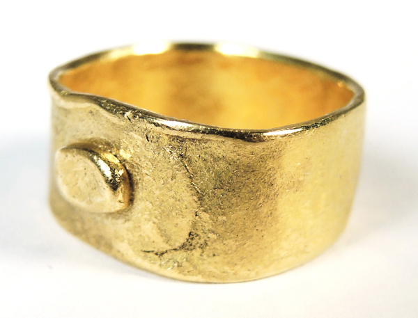 Ann Culy, plain gold ring has a story to tell, 2014, ring, 22-karat yellow gold, 24-karat gold, 10 x 7 mm with varying width, photo: Judith Carswell Ann Culy