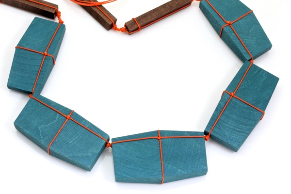 Julia Turner, Blue Gift Necklace, 2014, wood, paint, sterling silver, 533 x 28 x 10.5 mm, photo: Kate Eickelberg