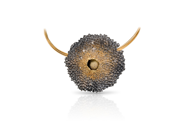 Rebecca Myers, Seed Pod Necklace, 2014, 22-karat yellow gold, oxidized silver, diamonds, 63.5 x 63.5 x 6.4 mm, photo: Ralph Gabriner Rebecca Myers