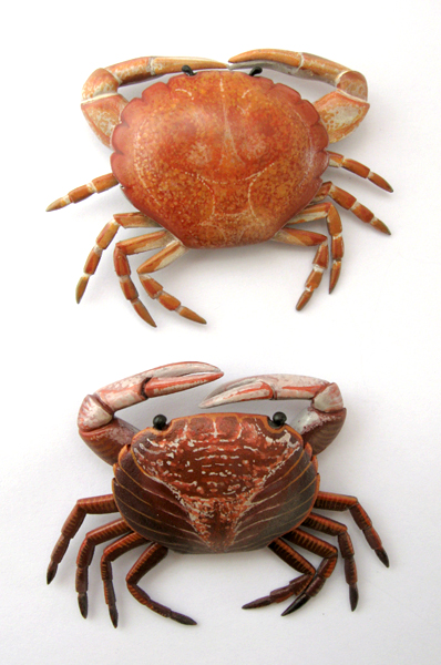 Top: Tania Patterson, Orange crab, 2014, brooch, wood, bronze, paint, 55 x 70 x 17 mm; Bottom: Tania Patterson, Red crab, 2014, brooch, wood, bronze, paint, 60 x 72 x 12 mm, photo: artist
