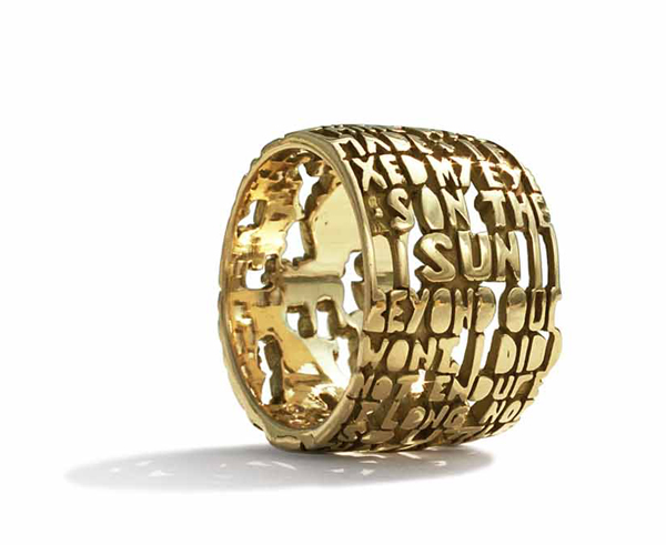 Anne Fischer, Heaven IV, 2009, ring, 18-karat gold, text: Divine Comedy by Dante Alighieri, Canto I of Paradiso, 15.9 mm wide, photo: artist