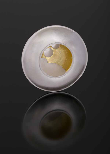 Marcia Meyers, Moon, 2014, pendant/brooch, fine silver, sterling silver, 23-karat keum-boo, 44.5 x 6.4 mm, photo: Dan Kvitka