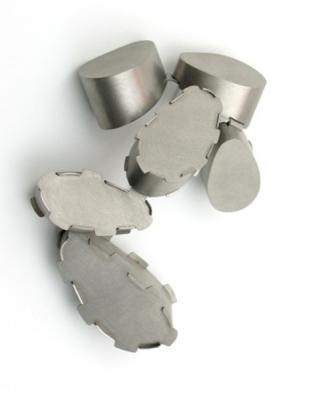 Simon Cottrell, Six loose forms focusing, 2013, brooch, Monel, stainless steel, 100 x 60 x 40 mm, photo: artist Simon Cottrell