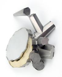 Simon Cottrell, Layer clump leg, 2013, brooch, Monel 400, mirrored synthetic polymer resin, stainless steel, 110 x 80 x 50 mm, photo: artist Simon Cottrell