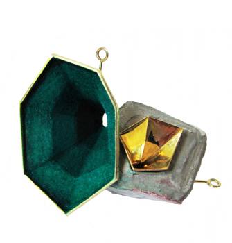 Qie Li, Entrance, 2013, necklace, brass, concrete, velvet, toner pigment, 90 x 60 mm, photo: artist Qie Li