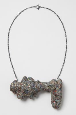 Carina Chitsaz-Shoshtary, Raduga Scales 1, 2014, necklace, graffiti, silver, 116 x 69 x 27 mm, photo: Mirei Takeuchi Carina Chitsaz-Shoshtary