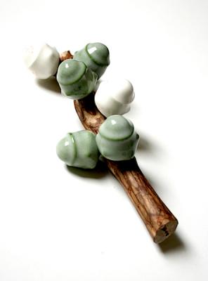 Shu-Lin Wu, GCC no.8, 2014, brooch, porcelain, silver, steel wire, rubber, wood, 174 x 65 x 61 mm, photo: artist Shi-Lin Wu