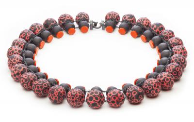 Peter Hoogeboom, Mokume Gane Holland Hulu, 2014, necklace, Taiwanese porcelain, silver, Taiwanese artificial rubber, 255-mm diameter x 25 mm, photo: Conor Vella Peter Hoogeboom